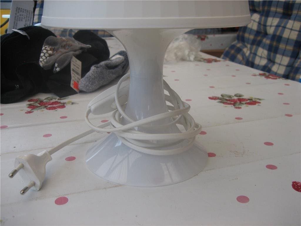 Bordslampa - Plastfot & Plastskärm (Vit)