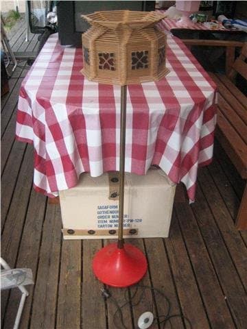 Golvlampa med träskärm