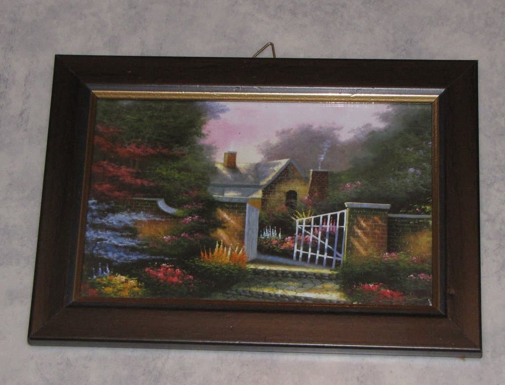 Tavla mysig stuga natur motiv skog rosa blå blommor rabatter grind hemtrevlig