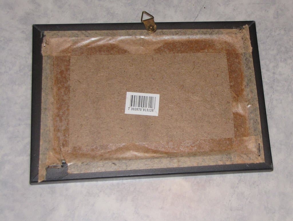 Tavla mysig stuga natur motiv skog rosa blå blommor rabatter grind hemtrevlig