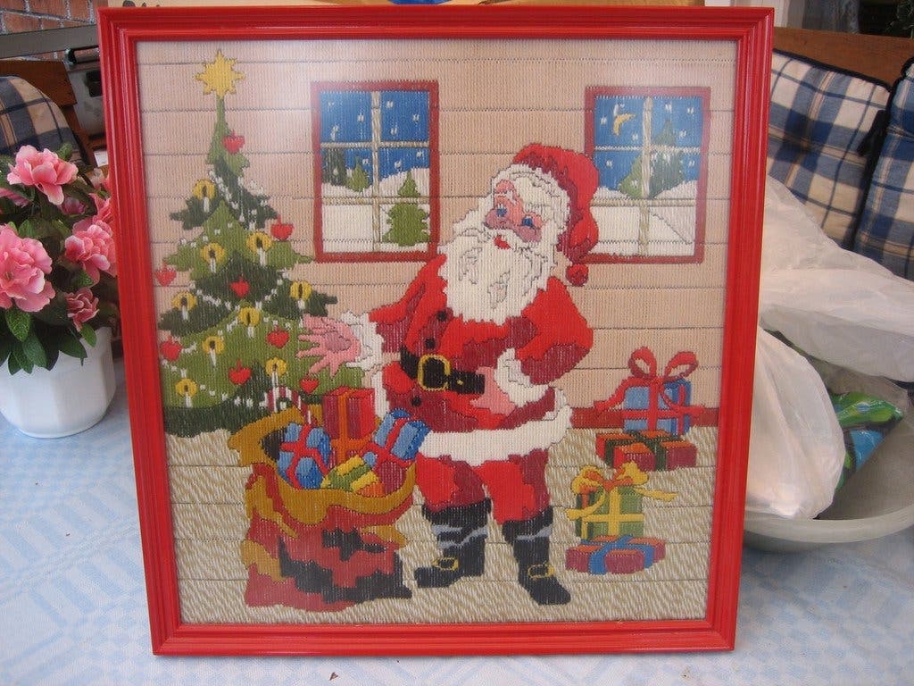 Tavla handsydd med Jultomte & med röd träram