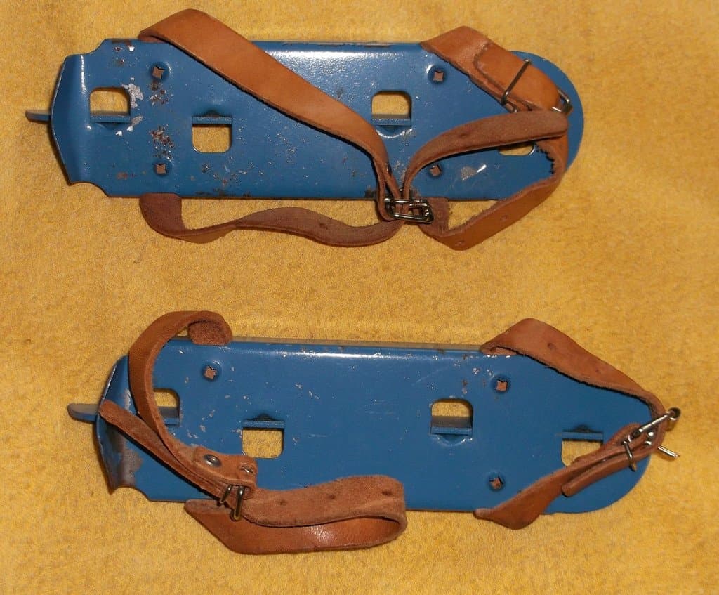 Skridskor Blå metallskenor spänns på kängor eller stövlar Åk med stövlarna på