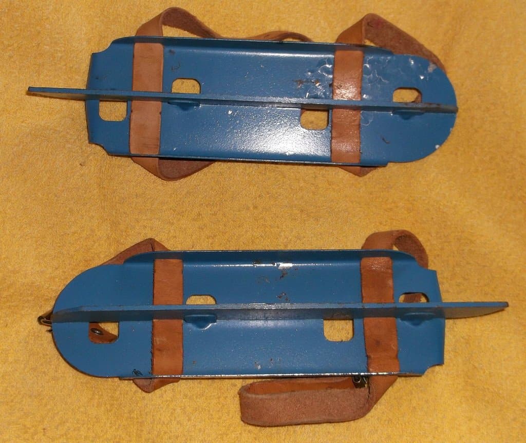 Skridskor Blå metallskenor spänns på kängor eller stövlar Åk med stövlarna på