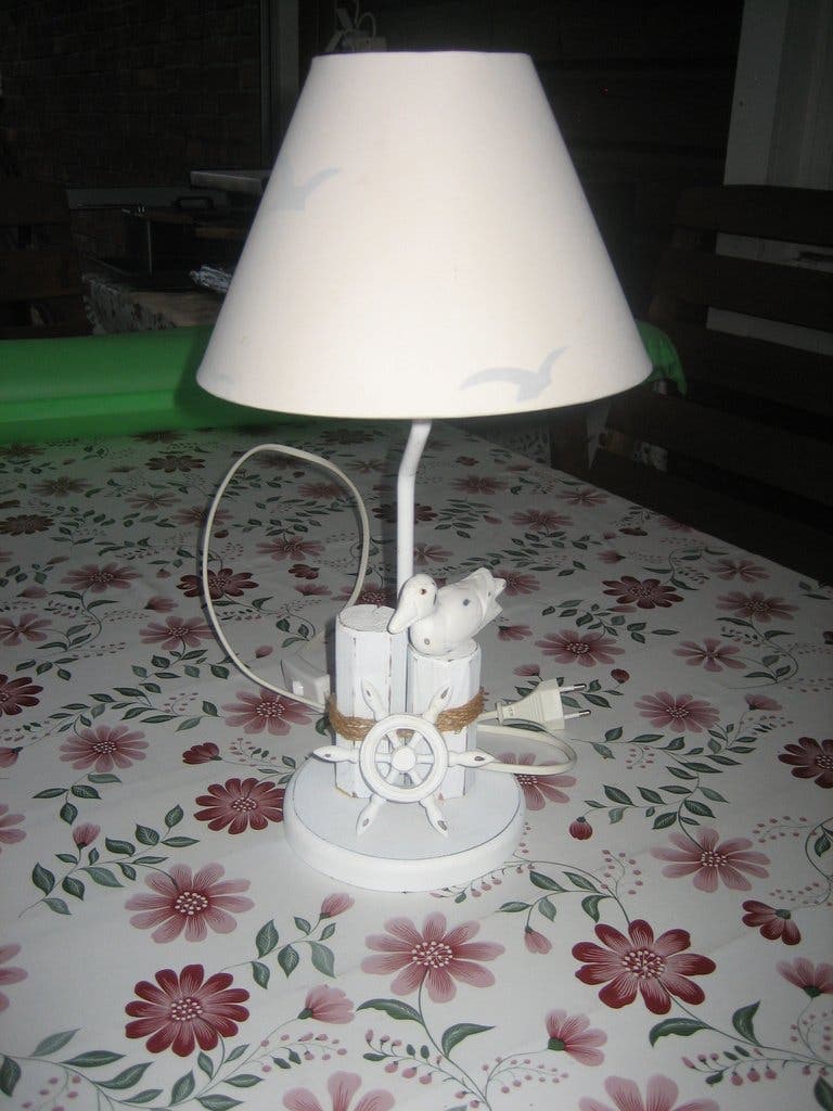 Bordslampa med vit fot & med vit skärm