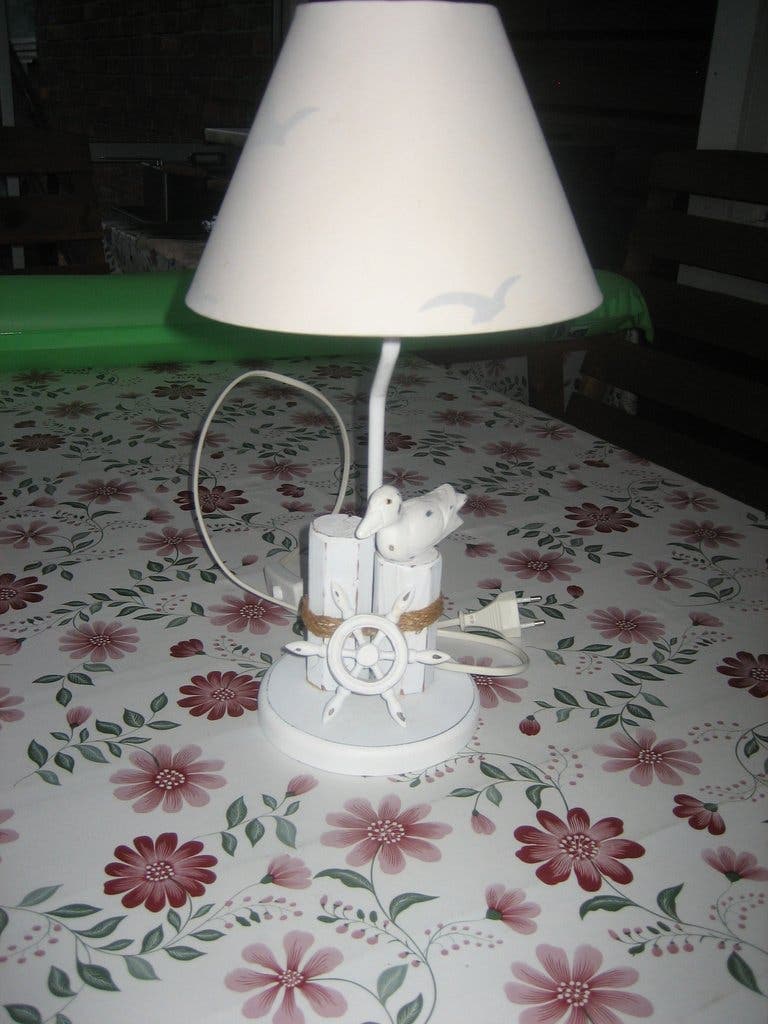 Bordslampa med vit fot & med vit skärm