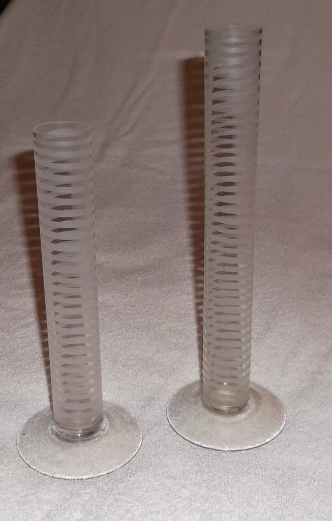 2 st Blomvaser av transparent glas med vita ränder i spiralform 1970-tal Vas