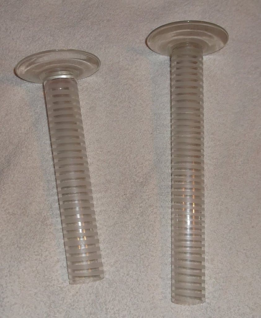 2 st Blomvaser av transparent glas med vita ränder i spiralform 1970-tal Vas