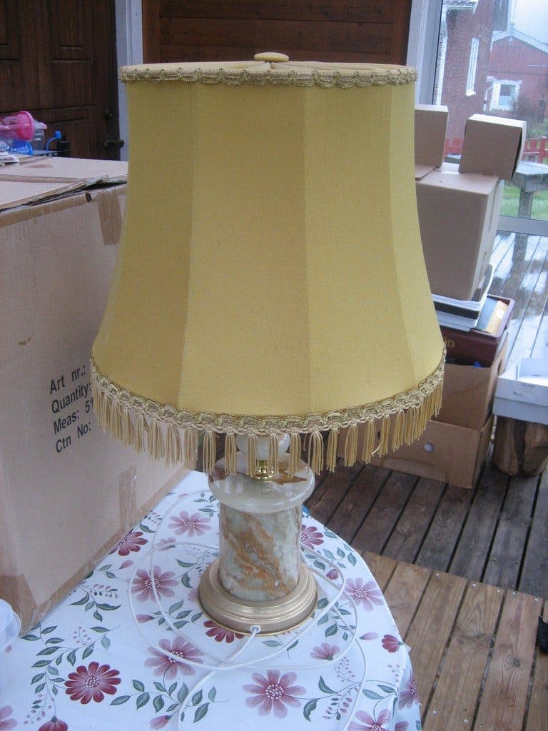 Bordslampa med marmorfot & Guld/Senapsfärgad skärm