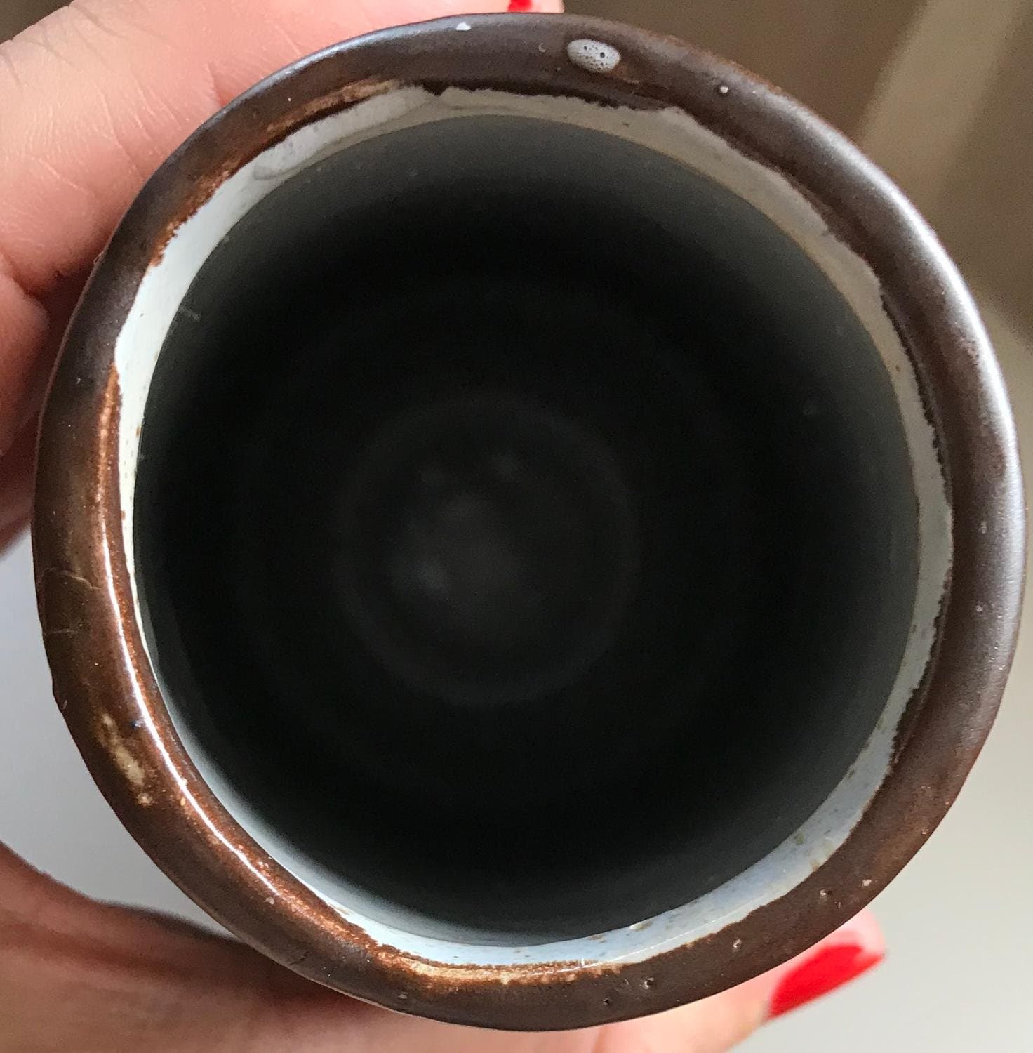 Vas stengods. Brun med beigt reliefmönster. Retrostil.