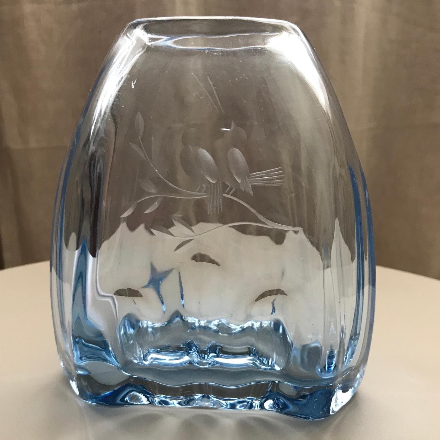 Vas med etsade fåglar, kristall, Ljusblå tjockt glas