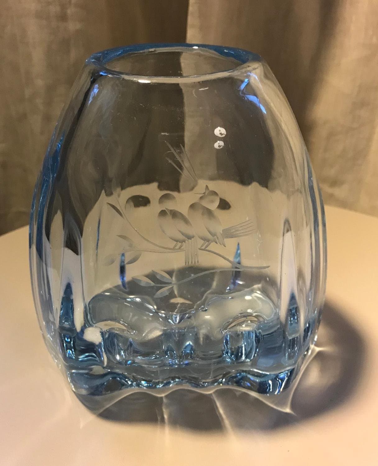 Vas med etsade fåglar, kristall, Ljusblå tjockt glas