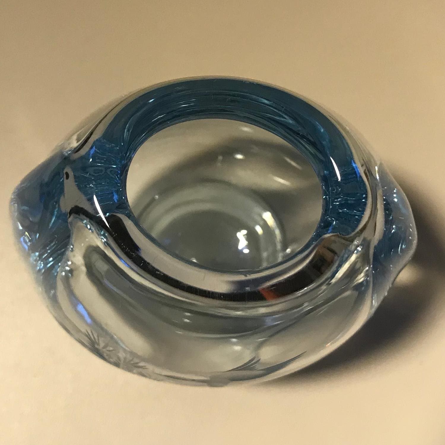 Vas med etsad fågel, kristall, Ljusblått tjockt glas