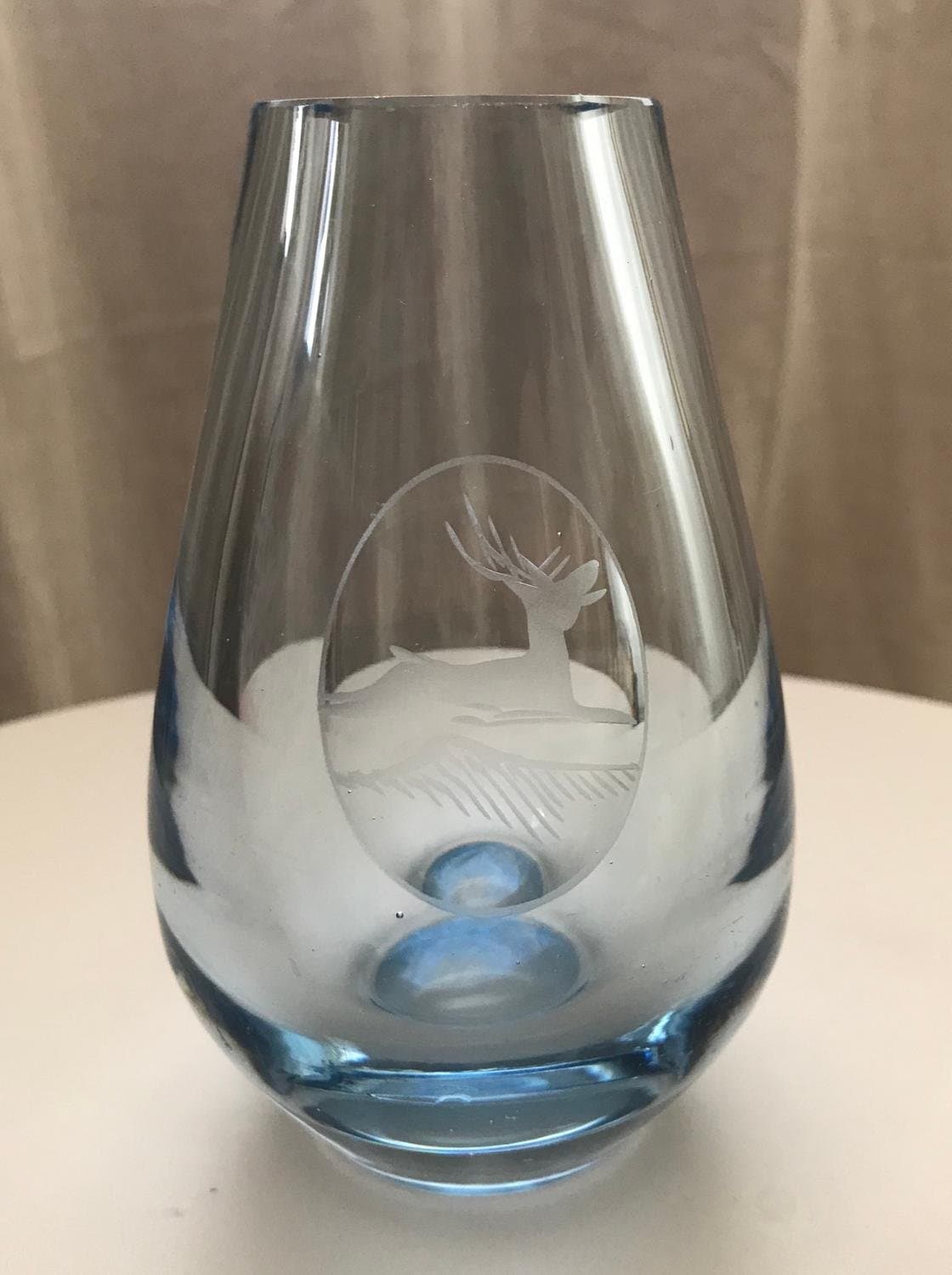 Vas med etsad hjort, kristall, Ljusblå tjockt glas