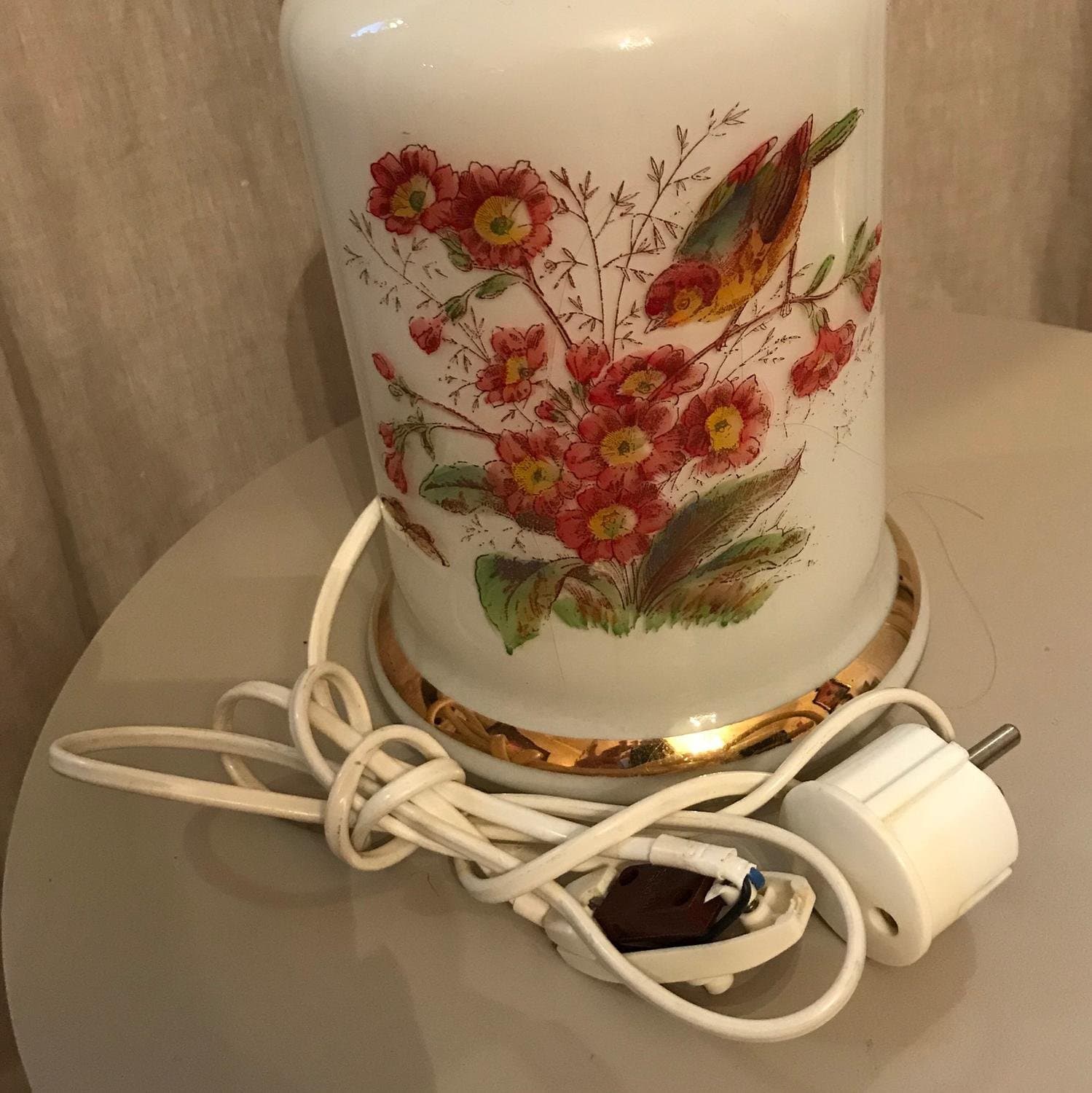 Fagerhults ljusarmatur, Lampfot i vitt opalglas med fågeldekor