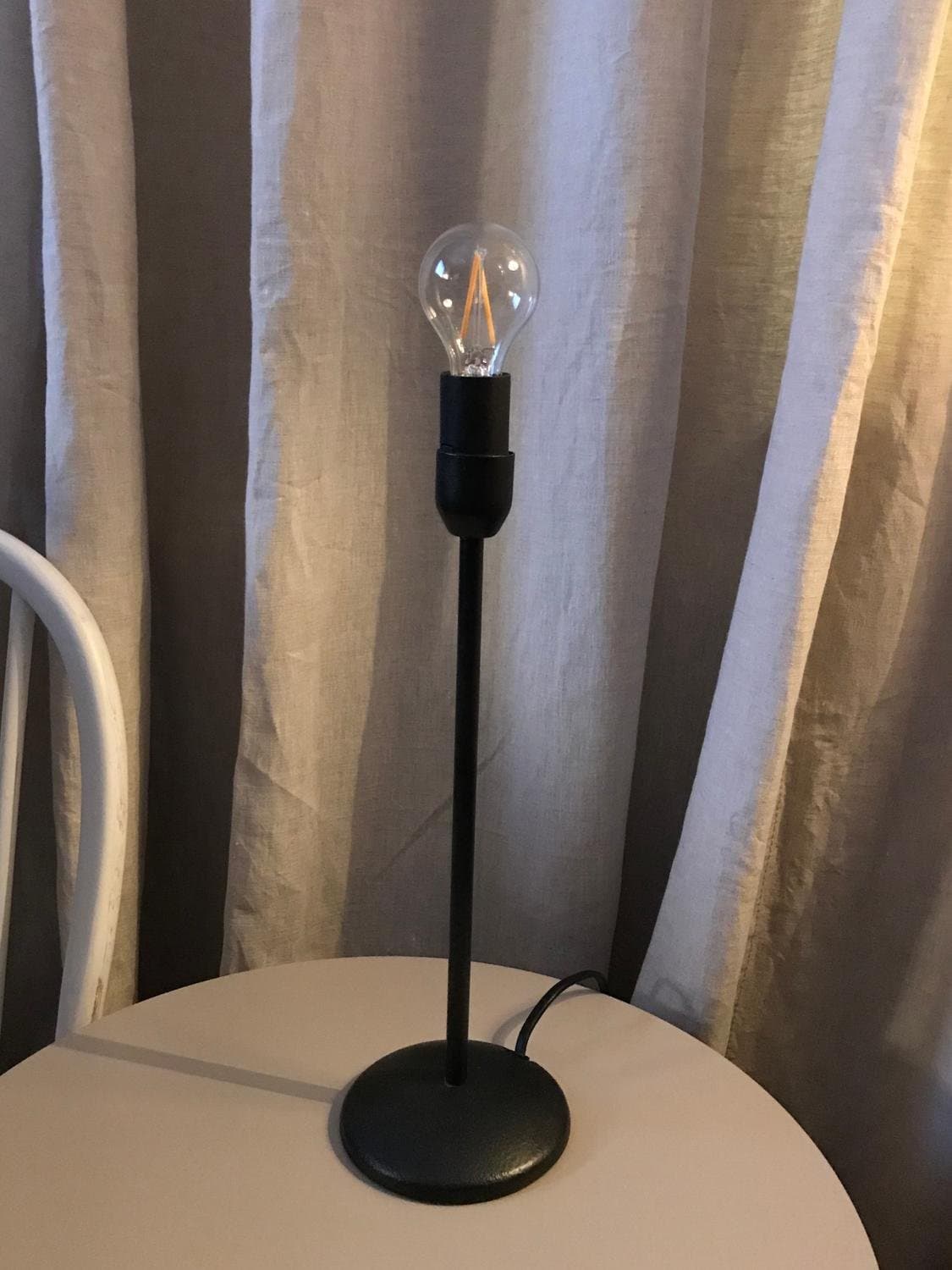 Svart lampfot i metall från IKEA