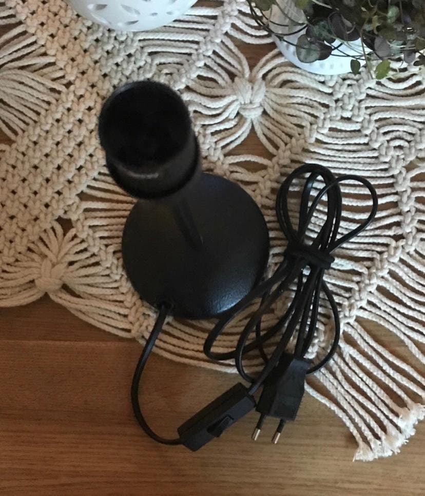 Svart lampfot i metall från IKEA