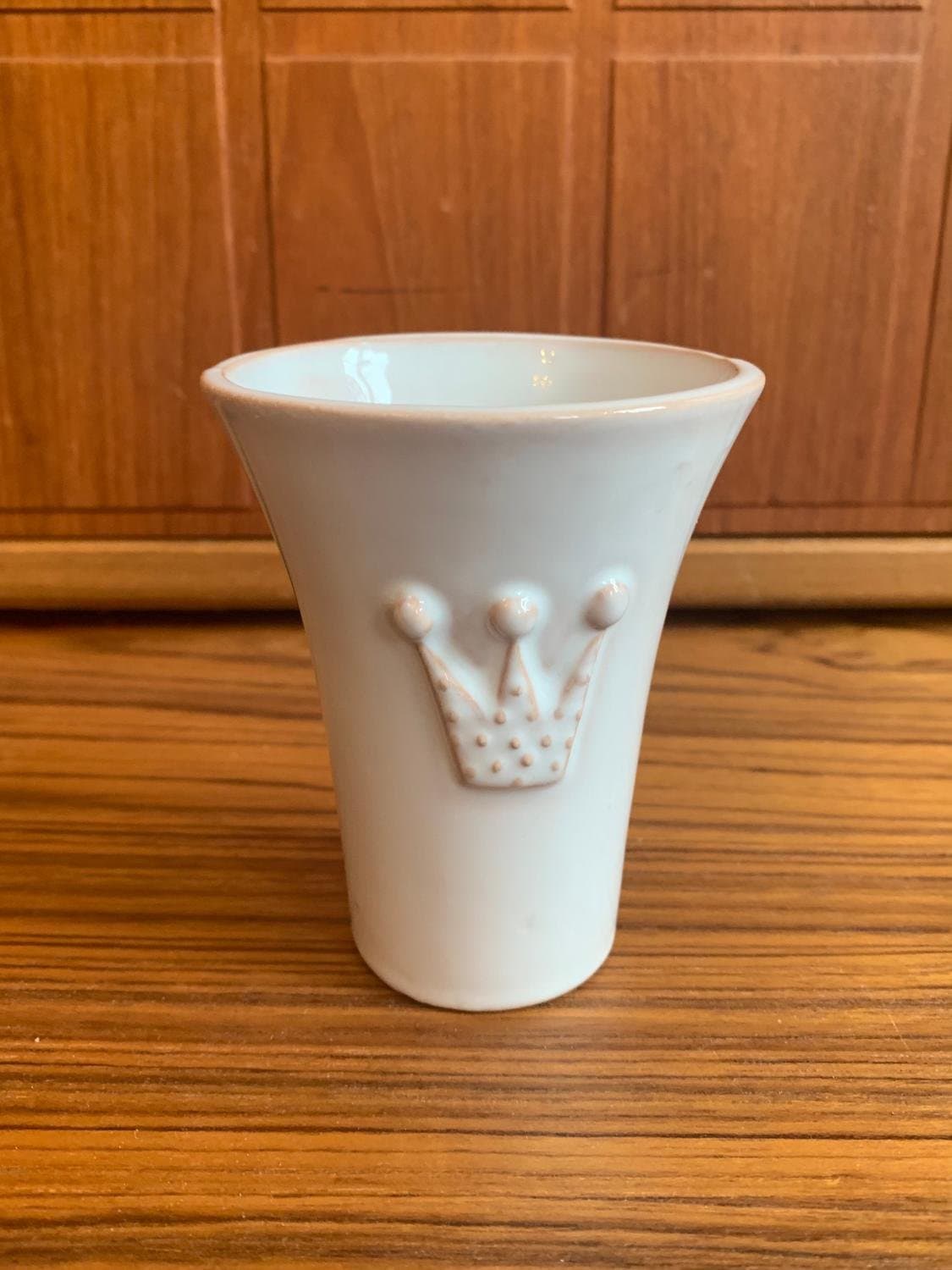 kruka, vitglaserad med prinsesskrona, presentverkstan design hanne svensson
