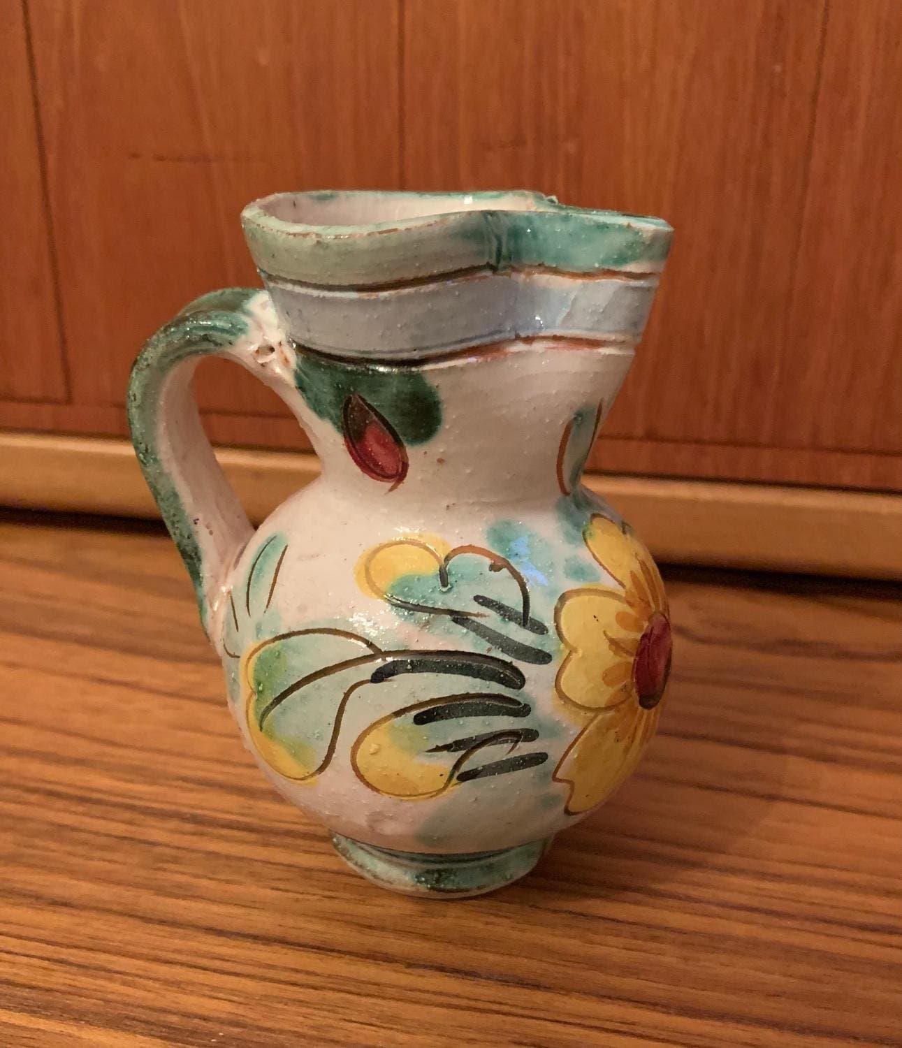 Vas med hänkel och blommotiv, keramik,