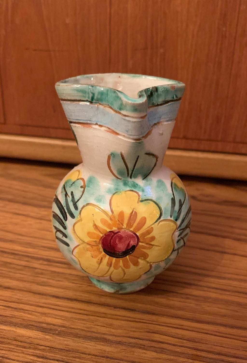 Vas med hänkel och blommotiv, keramik,