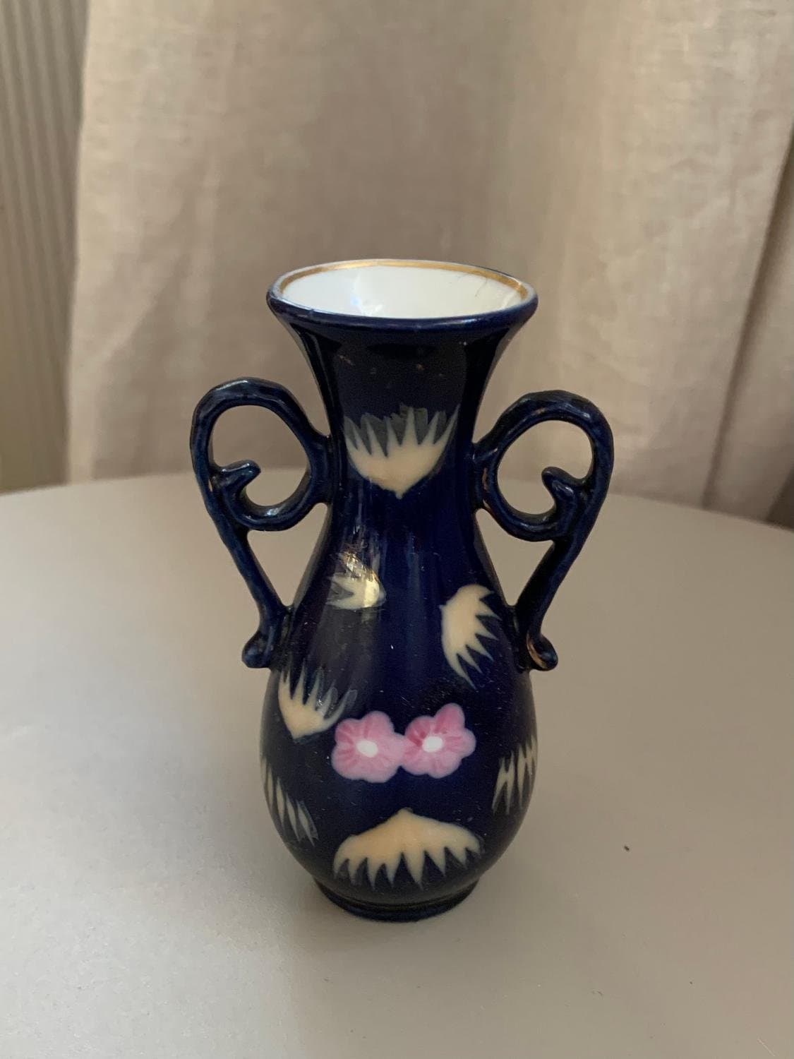 Blå Vas med dekor av rosa blommor