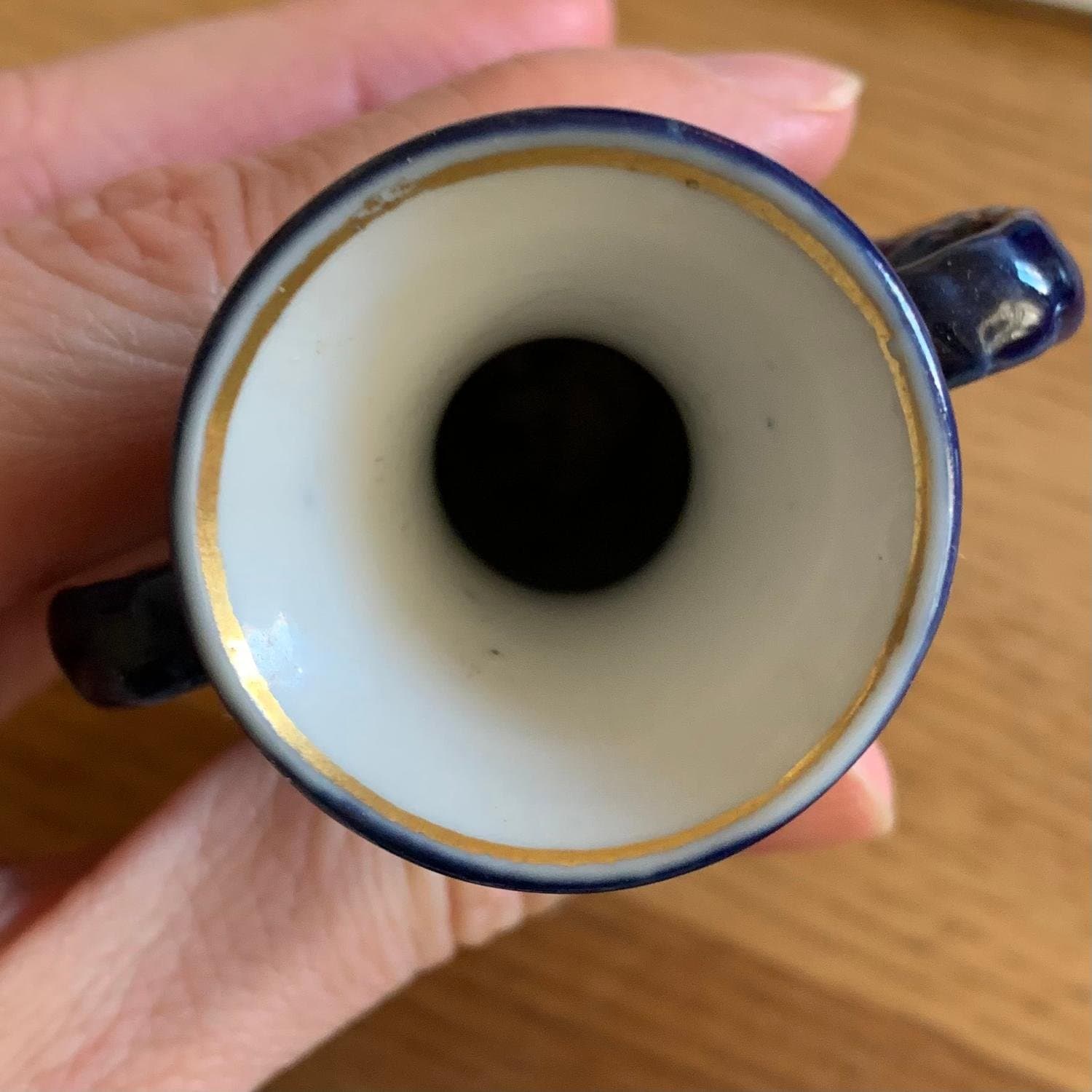 Blå Vas med dekor av rosa blommor