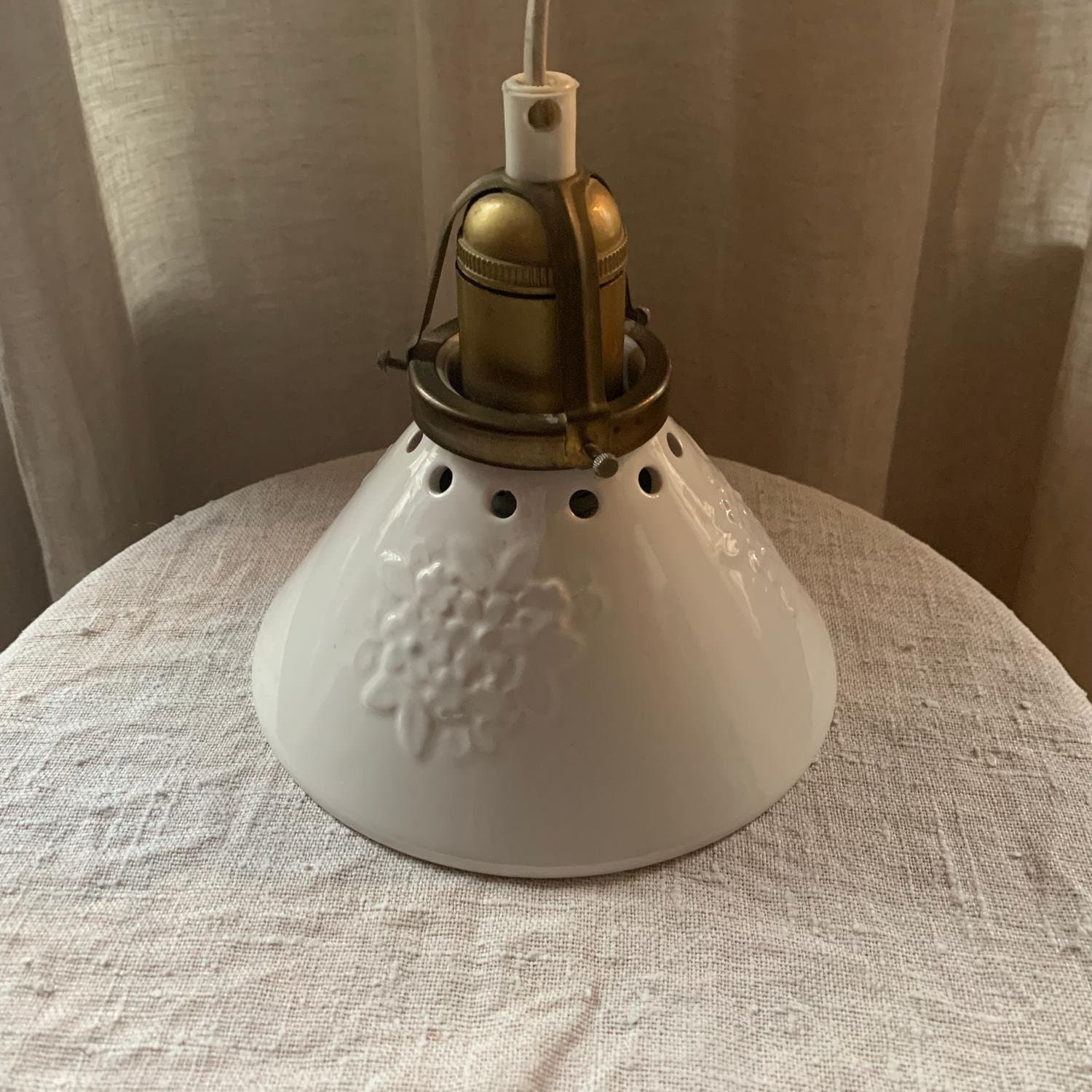 Skomakarlampa i vit keramik med blommor, Lampa, Fönsterlampa i tak