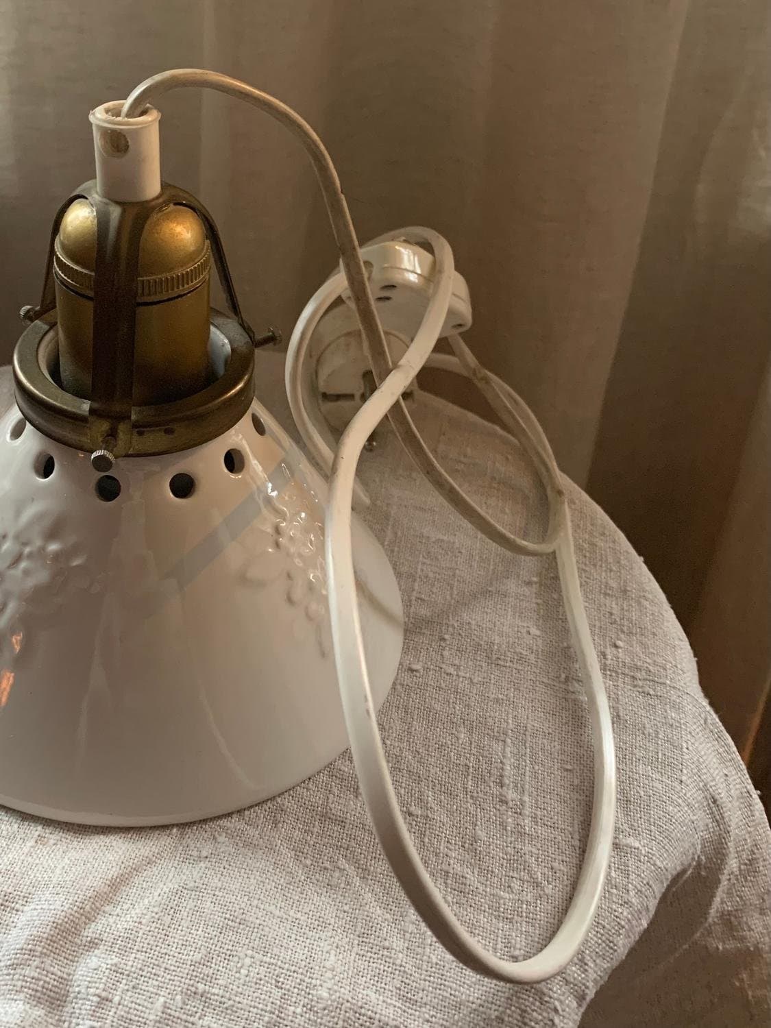 Skomakarlampa i vit keramik med blommor, Lampa, Fönsterlampa i tak