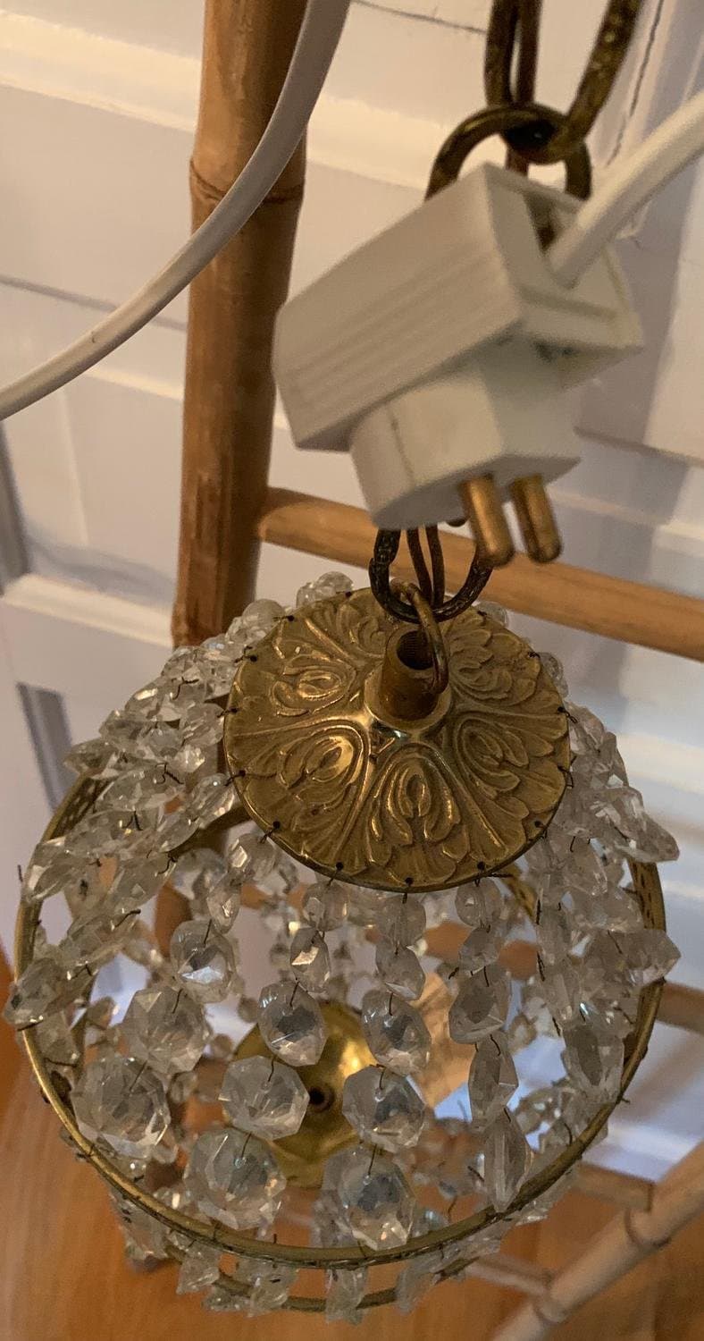 Taklampa i äldre tappning, kristallkrona i mässing.