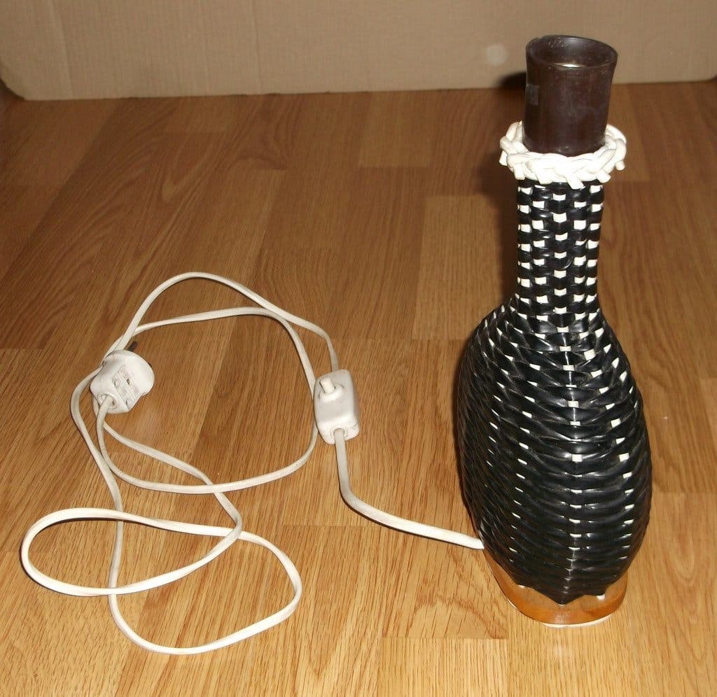 Bordslampa av flätad svart plast 1950-tal Härligt läcker oval form Lampa Vintage