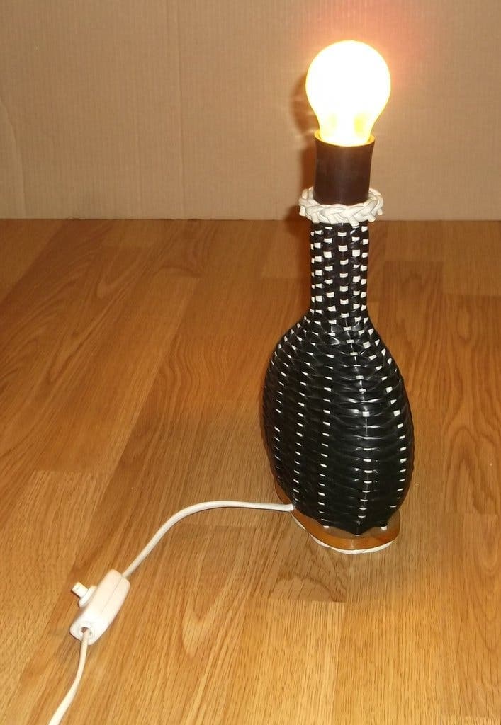 Bordslampa av flätad svart plast 1950-tal Härligt läcker oval form Lampa Vintage