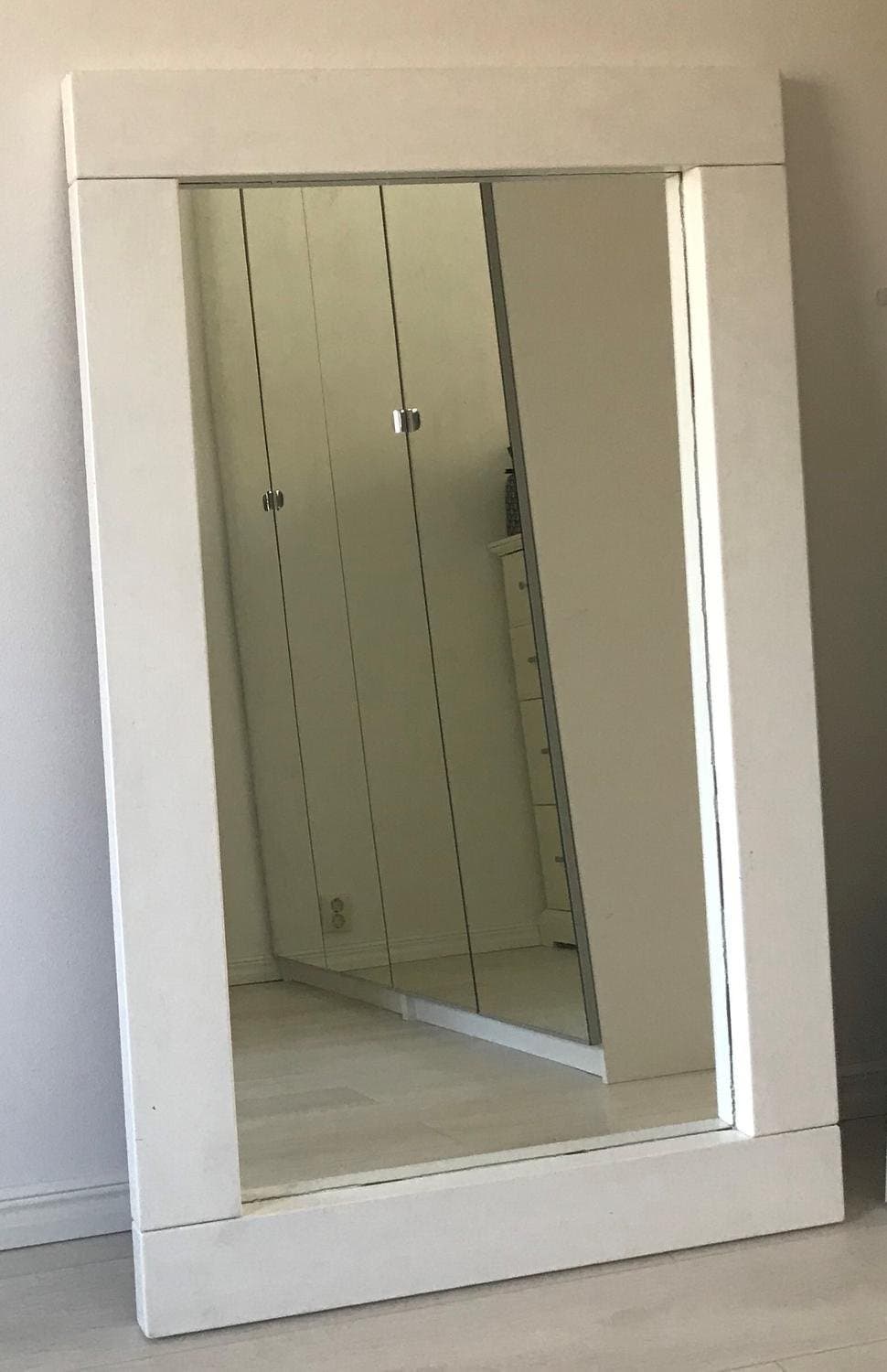 Stor fin rejäl spegel, vit målad, Svensktillverkad