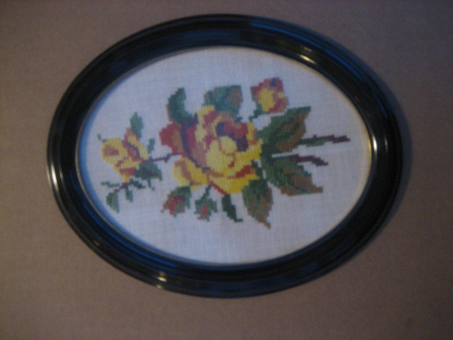 Tavla handsydd med Blommotiv - Ros (Gul)