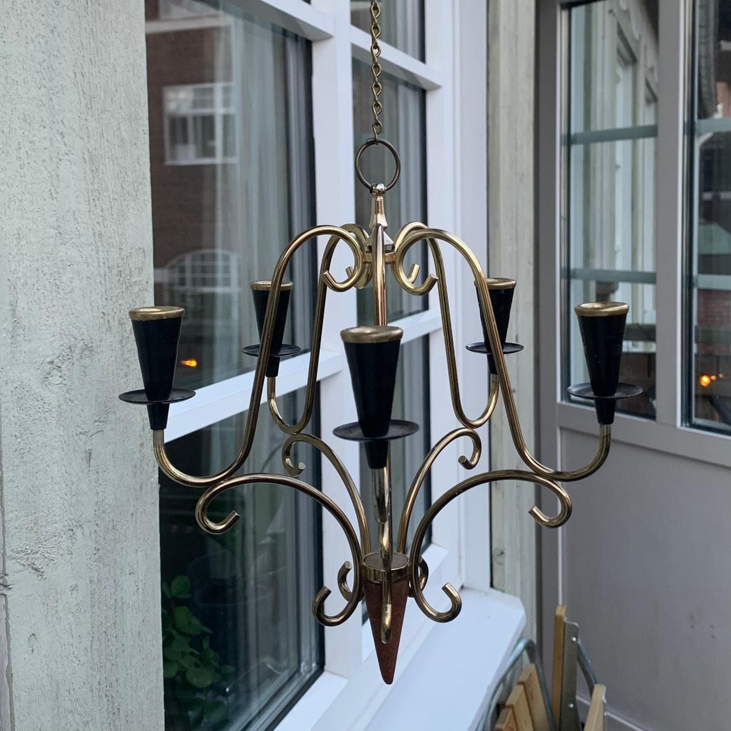 Ljuskrona i mässing, svart metall och teak, 5 armad