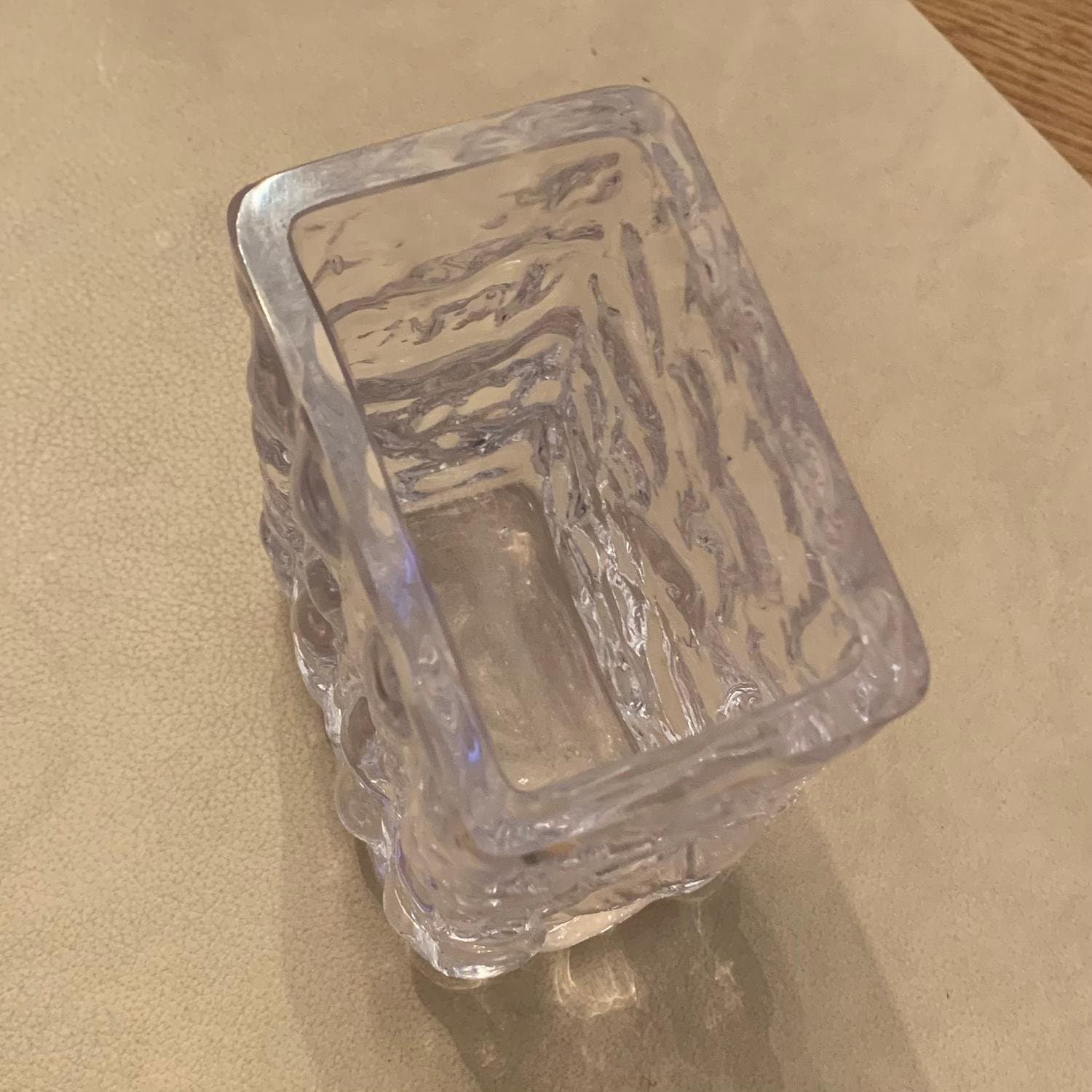 Vas i kristall, Rektangelform, tjockt mönstrat glas