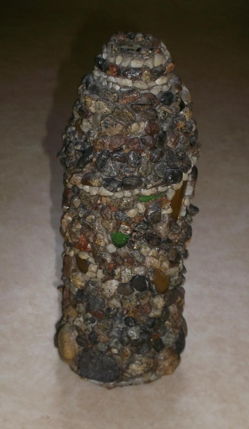 Vas med pålimmade stenar och glasbitar 1970-tal grön brun vit grå