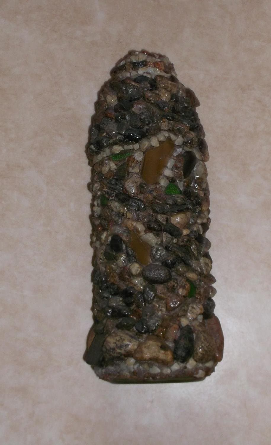 Vas med pålimmade stenar och glasbitar 1970-tal grön brun vit grå