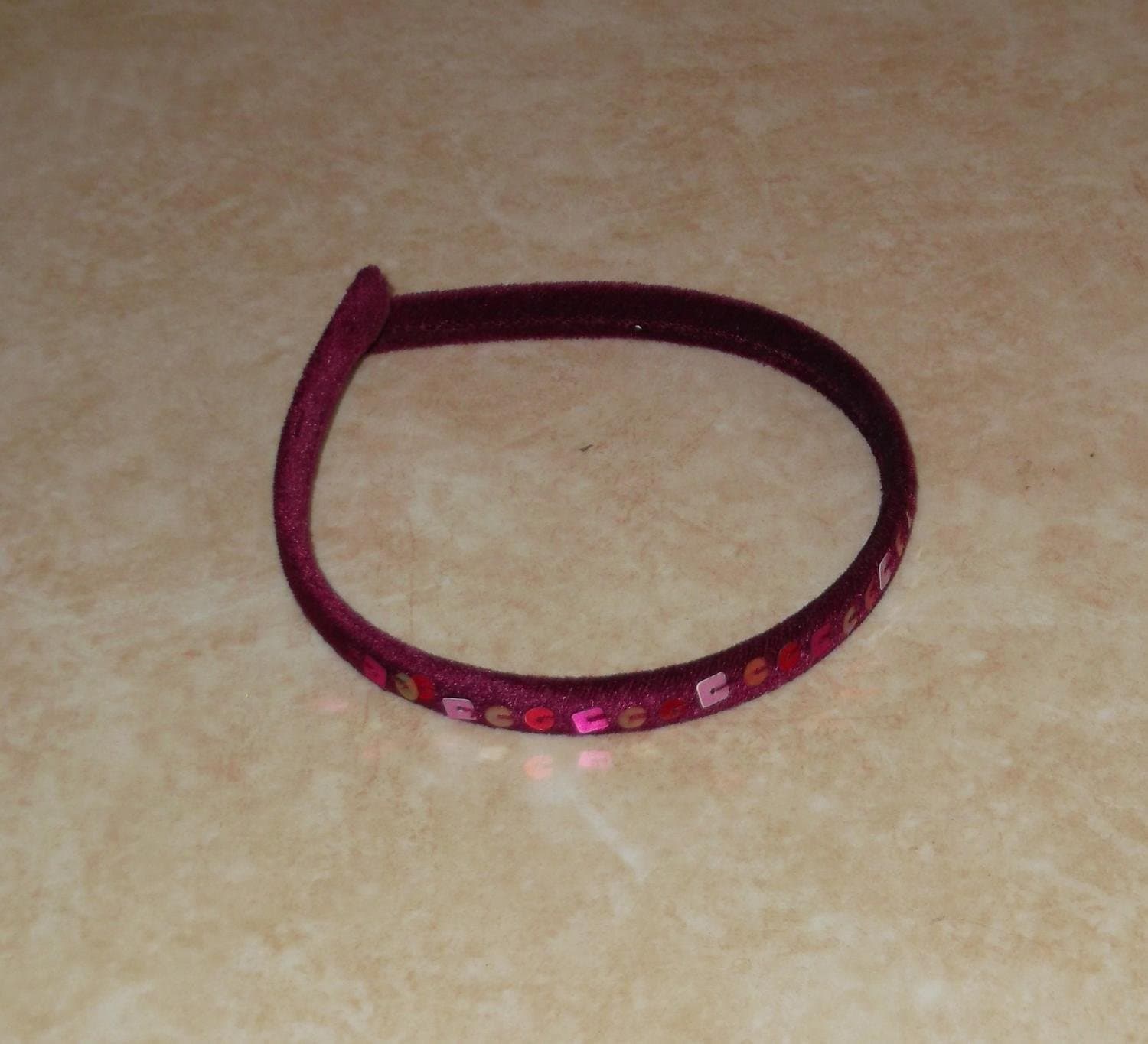 Cerise Tyg Diadem Paljetter Fint Unikt Vackert Snygg Accessoar Preppy