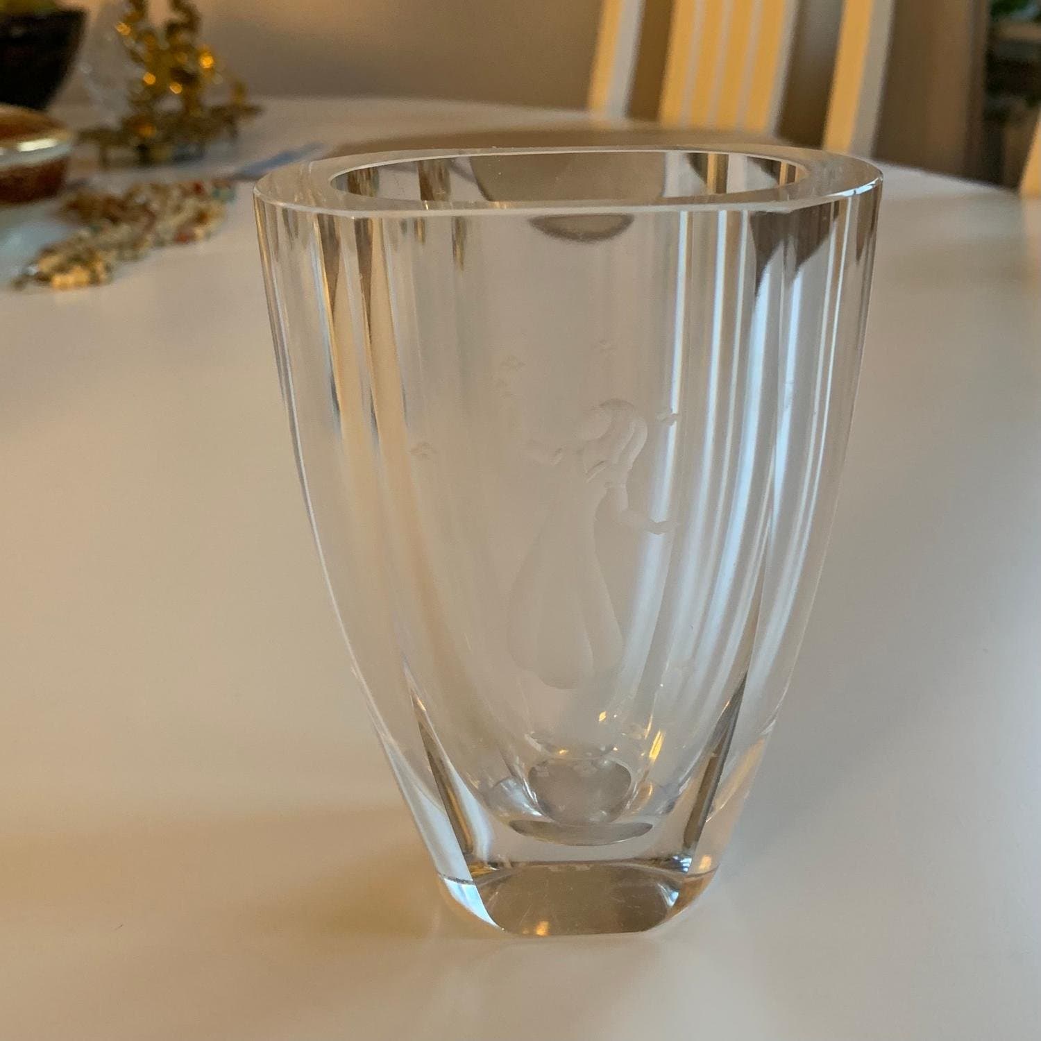 Vas med etsad flicka, kristall, Sign F.B.