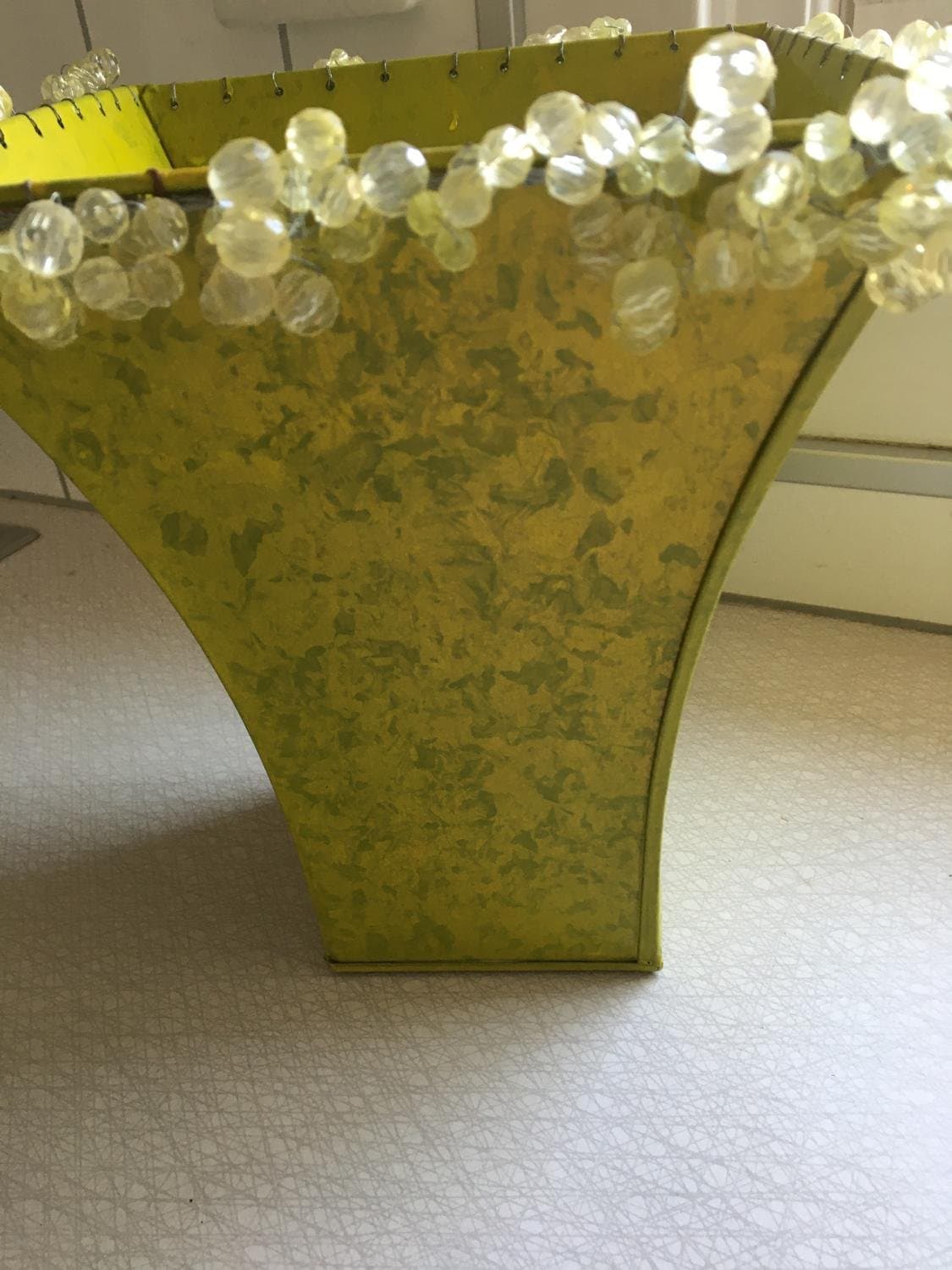 Kruka med pärlor i kanten emaljerad höjd 24 cm 