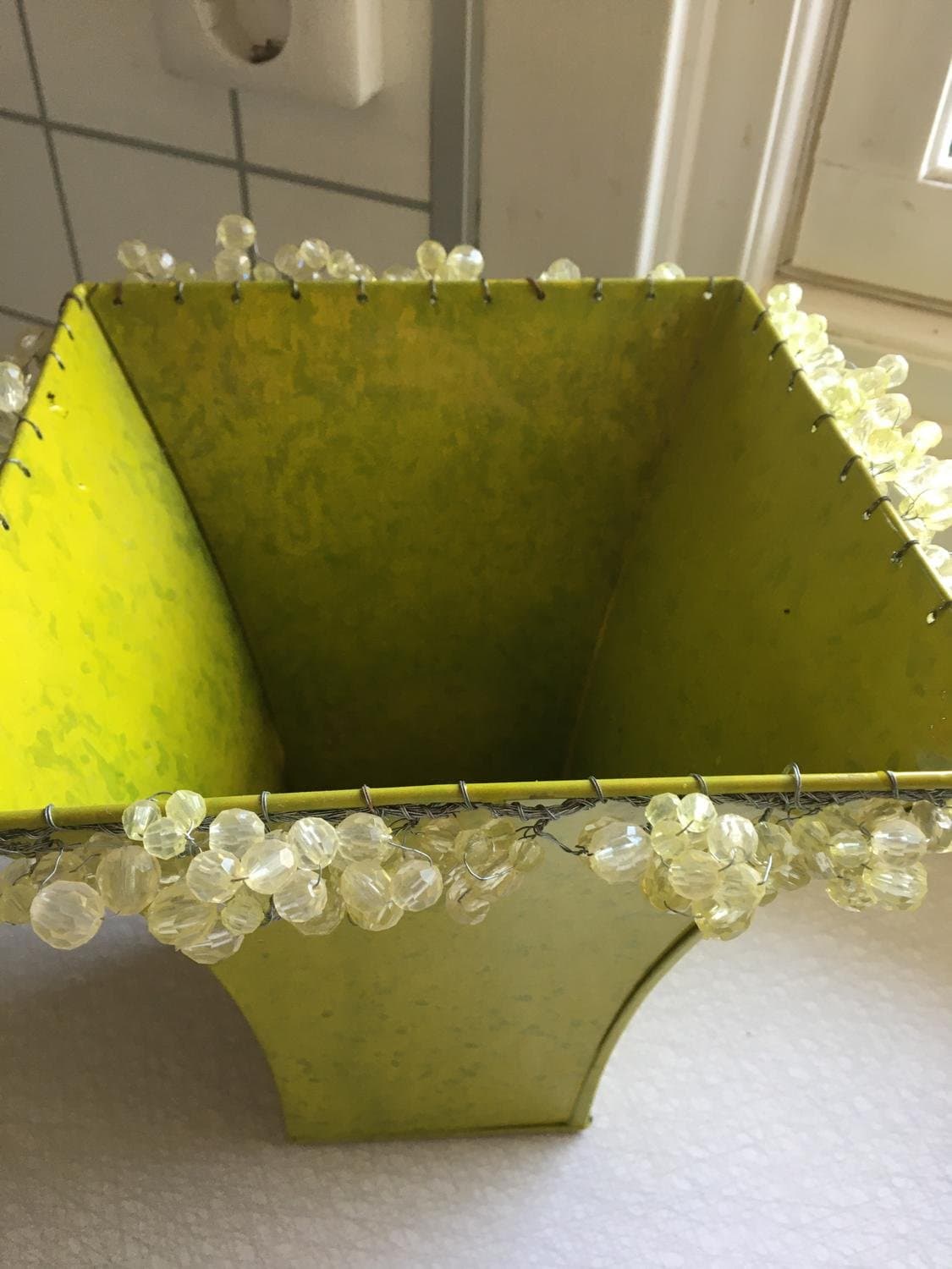 Kruka med pärlor i kanten emaljerad höjd 24 cm 