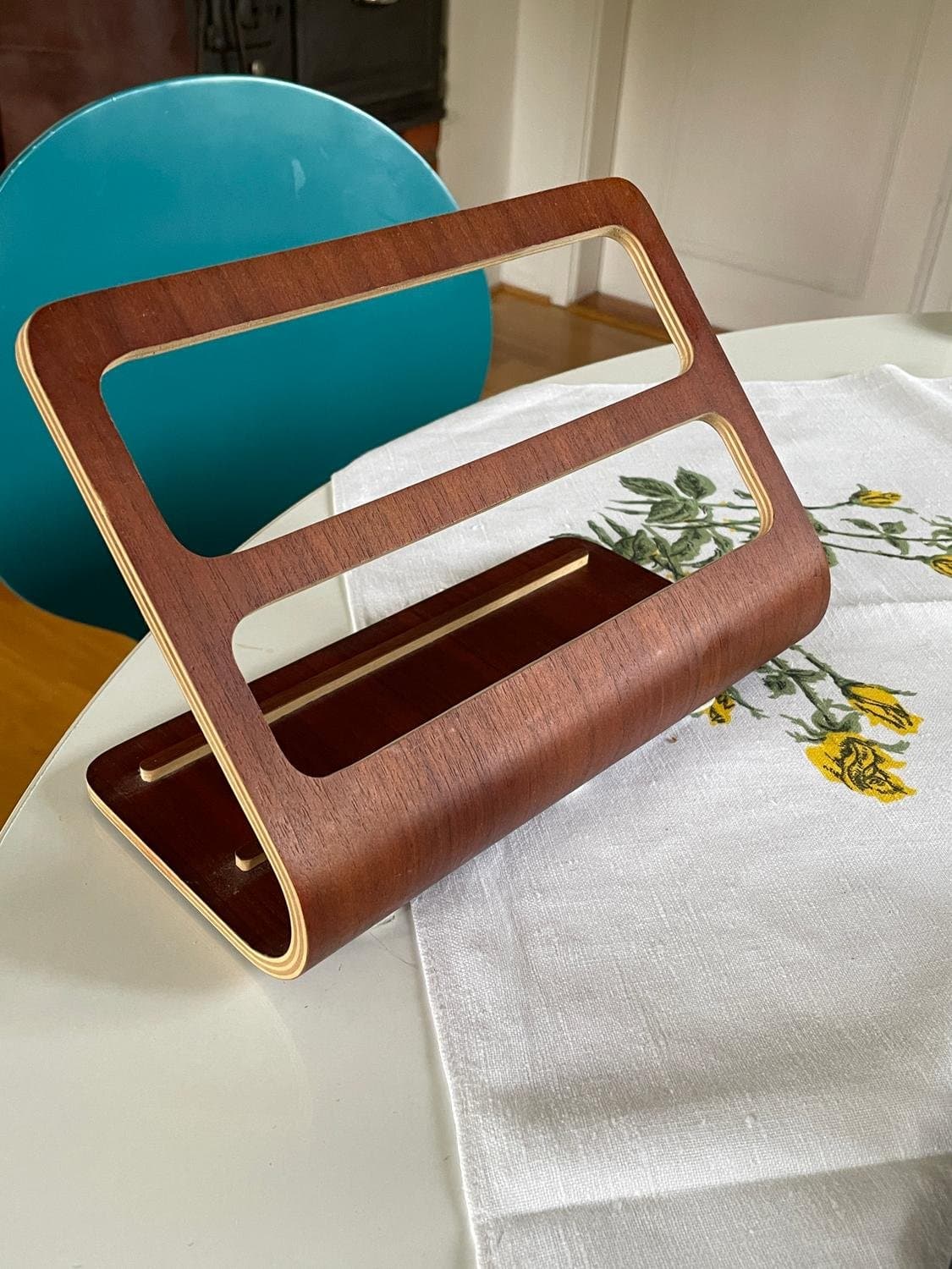 Hållare för surfplattor och fjärrkontroller mm ,teak