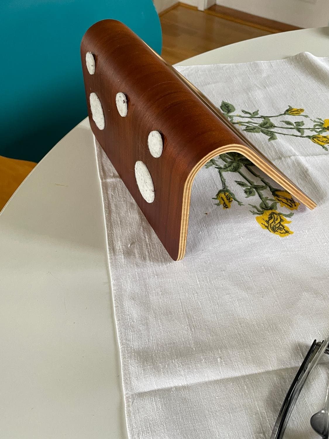 Hållare för surfplattor och fjärrkontroller mm ,teak