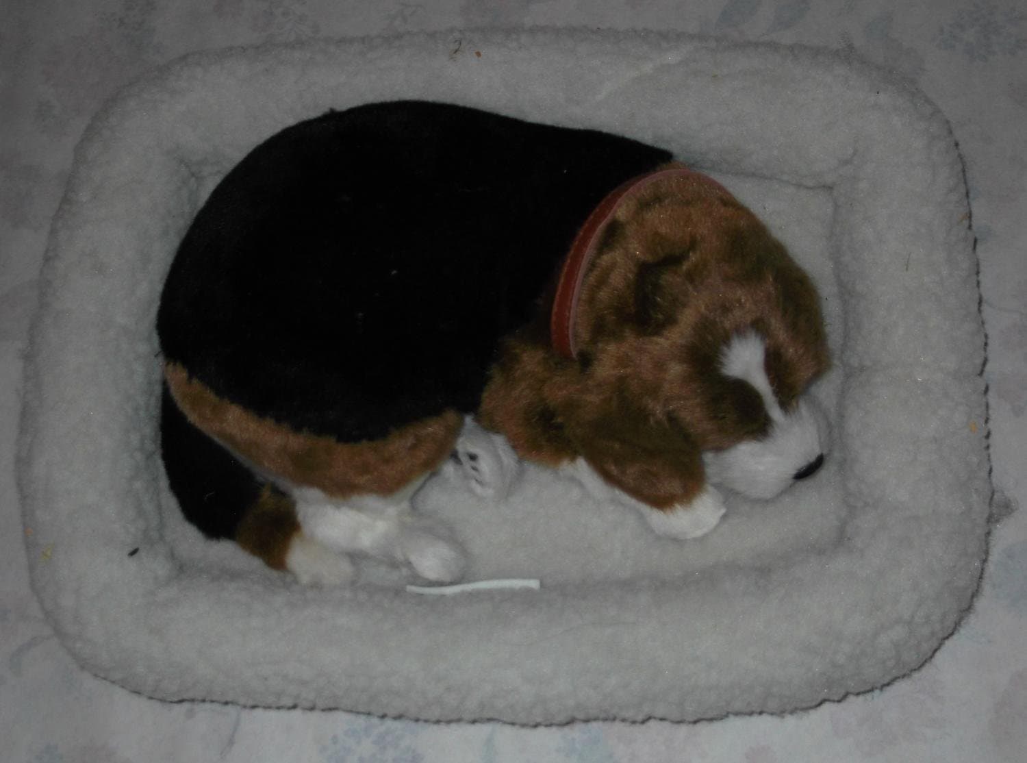 Sovande hund i mjuk bädd Mjukdjur Gosedjur Gosig Söt Gullig Fin Present Julklapp