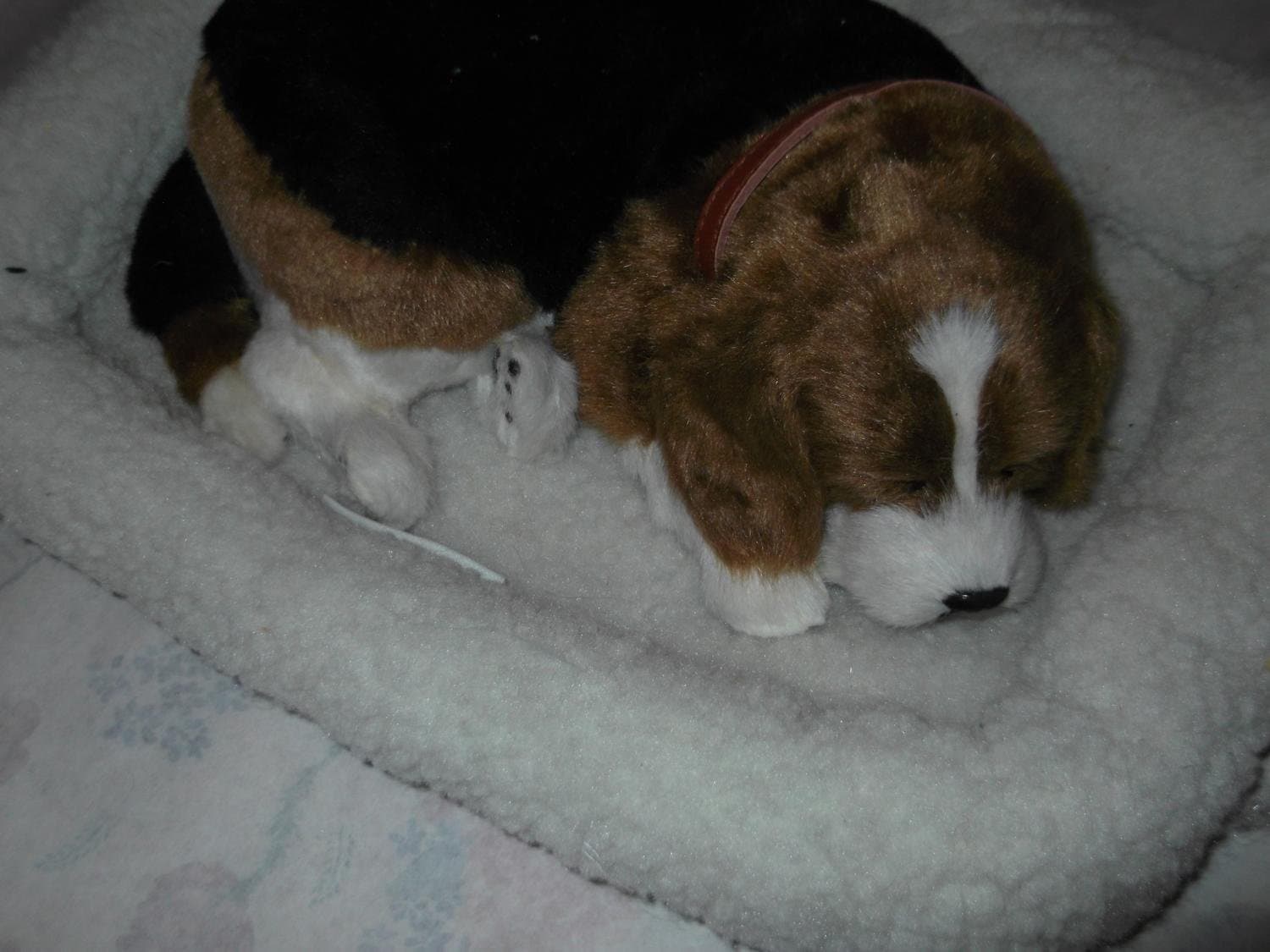 Sovande hund i mjuk bädd Mjukdjur Gosedjur Gosig Söt Gullig Fin Present Julklapp