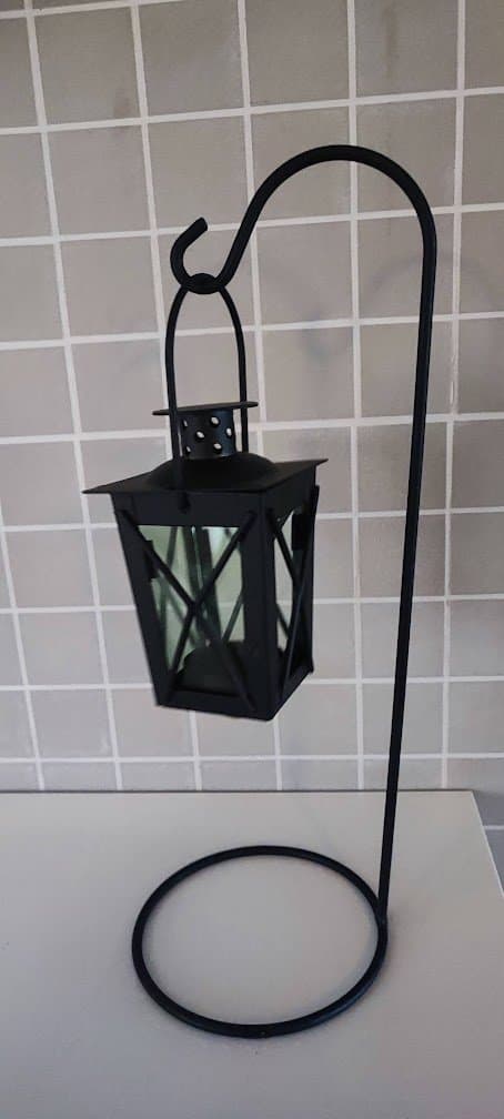 Svart smideslykta på fot. För värmeljus