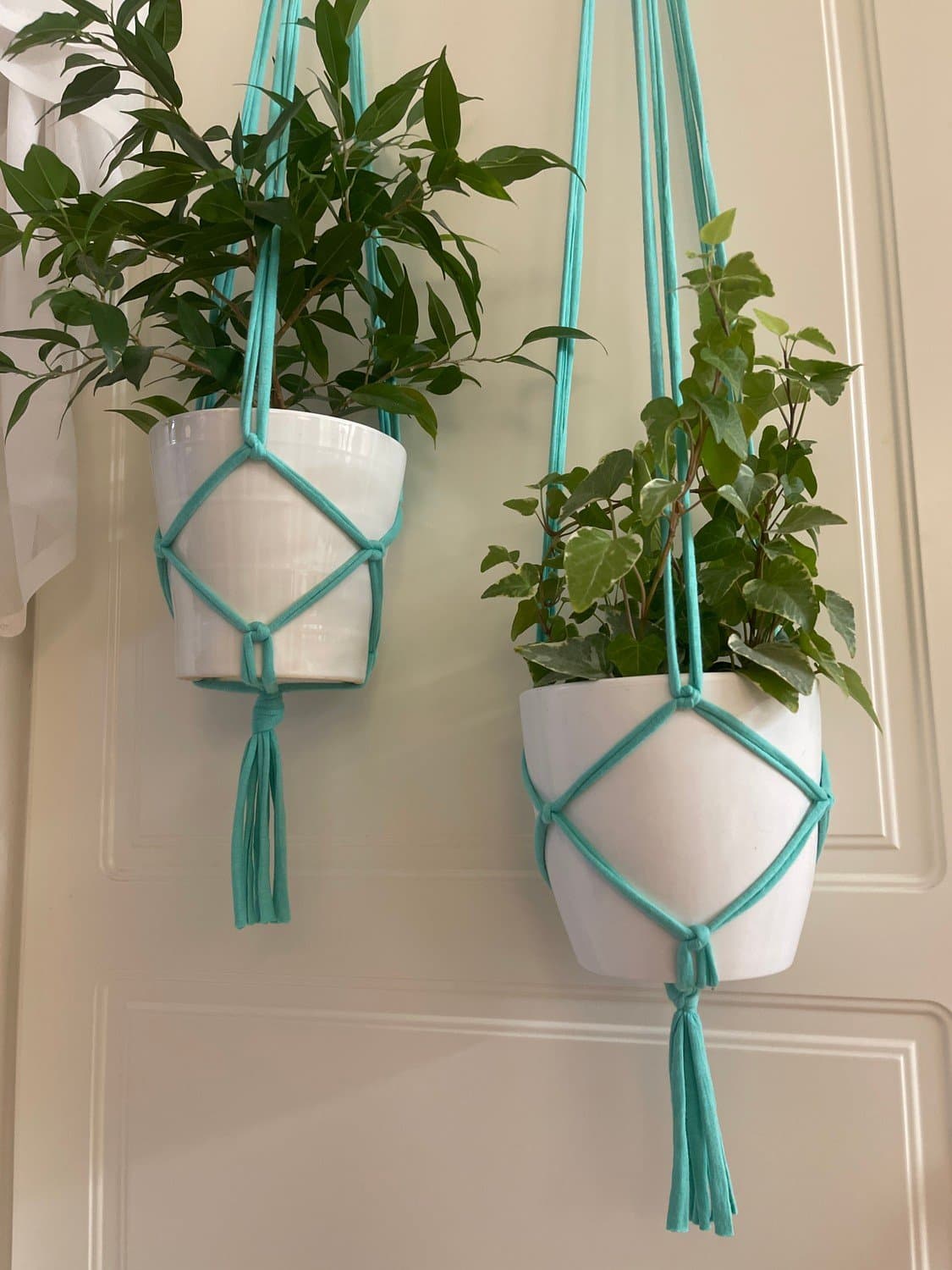 Två Amplar för blomkrukor, makramé, turkosa (13-15 cm)