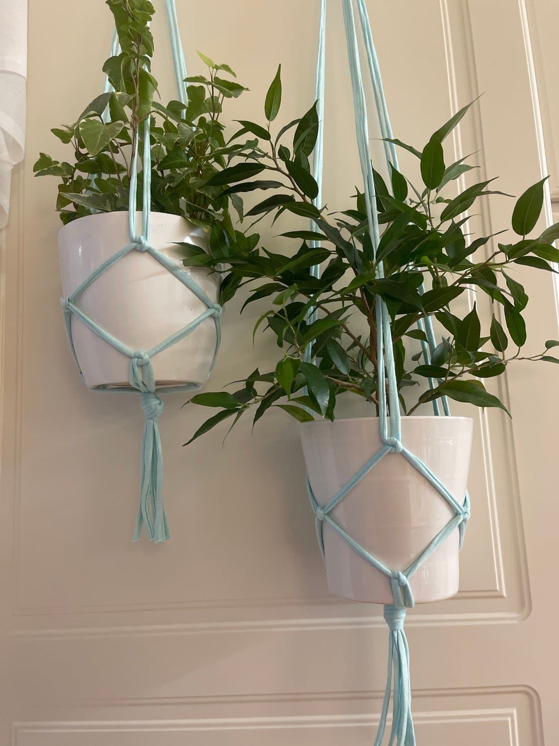 Två Amplar för blomkrukor, makramé, ljusblåa (10-12 cm)