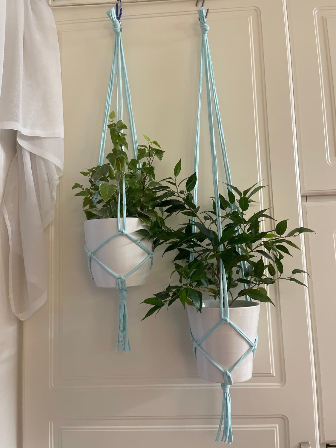 Två Amplar för blomkrukor, makramé, ljusblåa (16-20 cm)