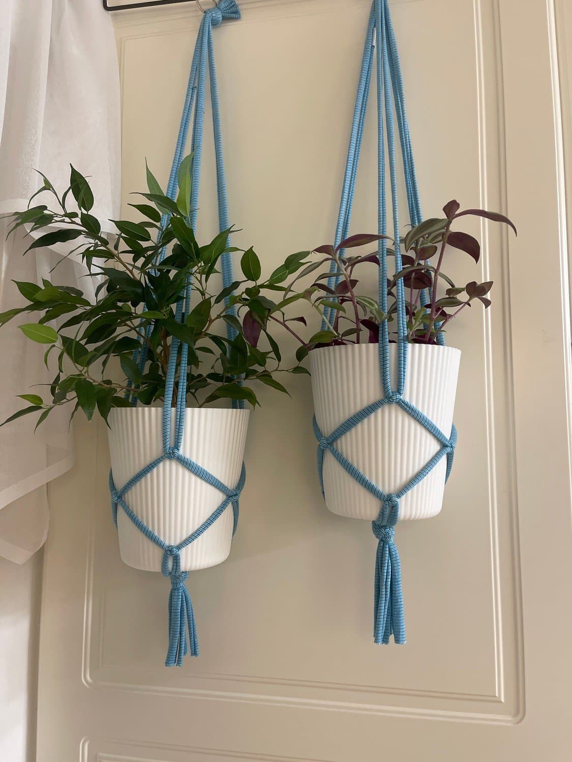 Två Amplar för blomkrukor, makramé, ljusblåa smårandiga (10-12 cm)
