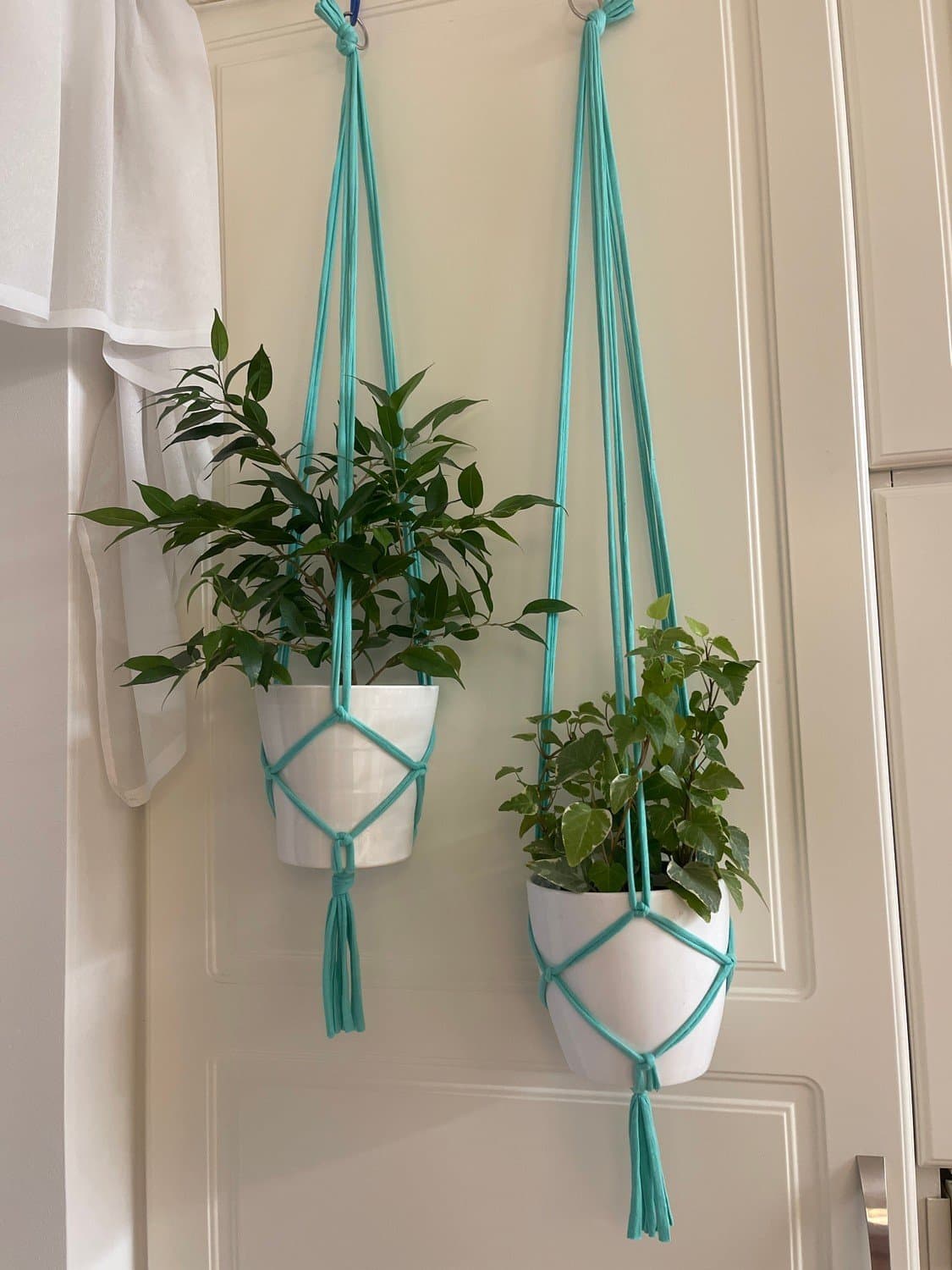 Två Amplar för blomkrukor, makramé, turkosa (10-12 cm)